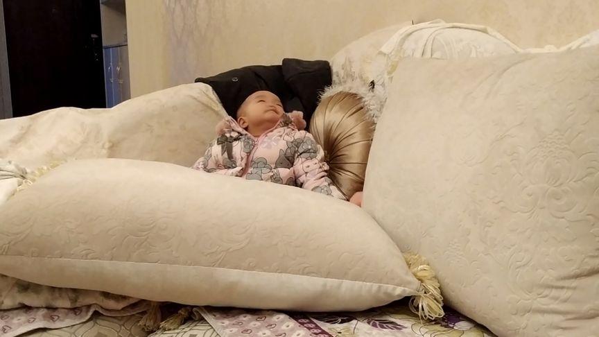 9个月婴儿时不时摇头