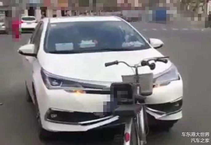 自行车撞坏汽车图片