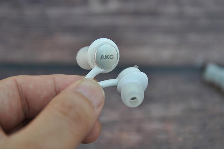s10送的耳机与s8的一样吗