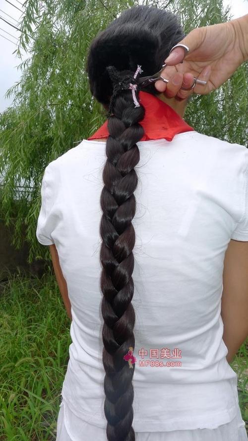 我老婆长辫子剪了