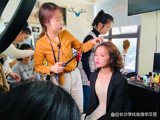 普通人学化妆去哪里截图
