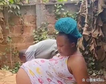 古装孕妇肚子疼强忍着