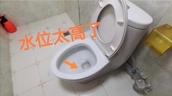 抽水马桶水位高低怎么调
