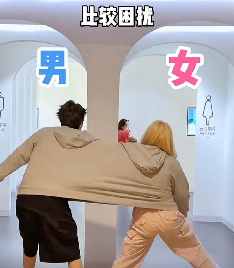 男生女装出门去女厕还是男厕