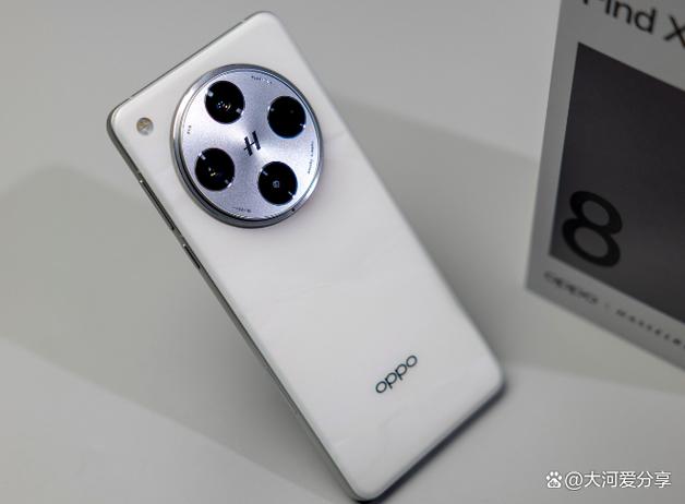 左上角四个摄像头的手机OPPO