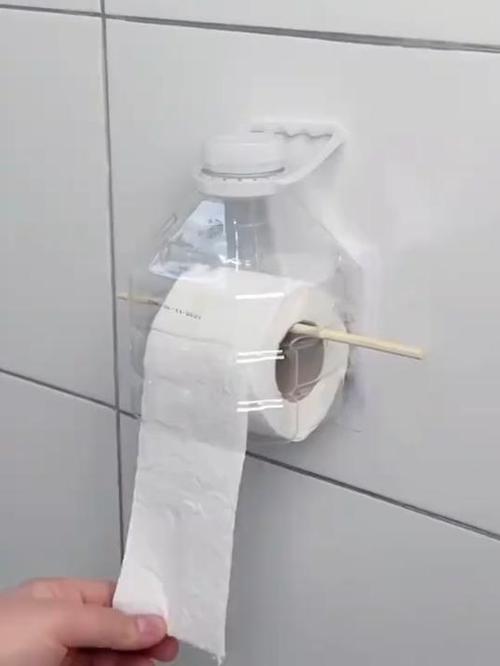 把纸灵活固定在墙上