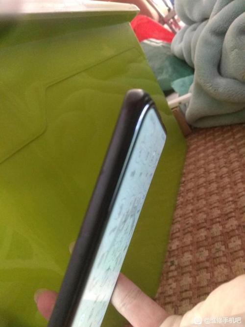 手机屏幕脱胶了修一下要多少钱游戏截图