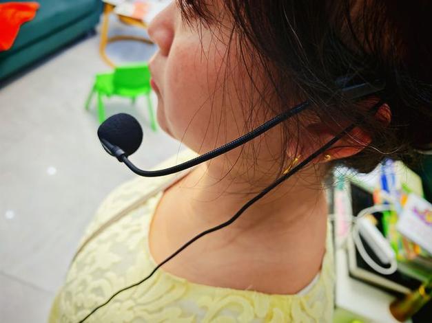 小蜜蜂耳麦正确戴法