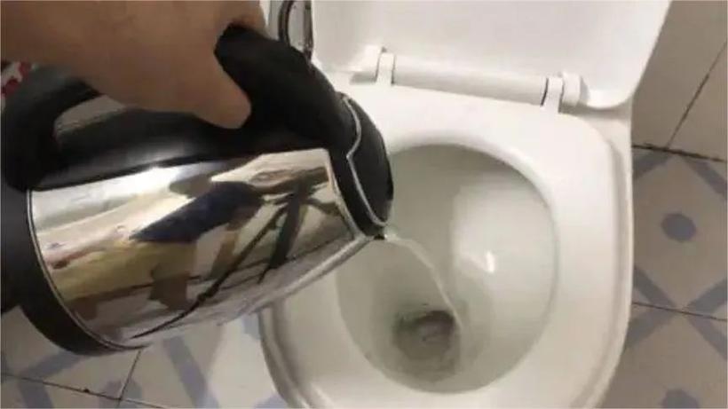 开水冲马桶会不会炸裂