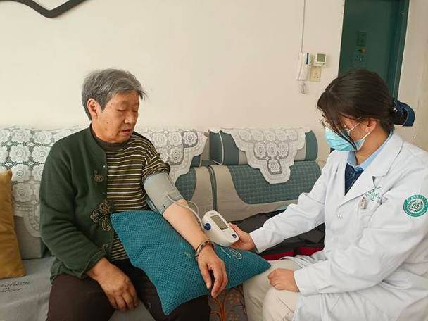下体三角区凸出来怎么回事
