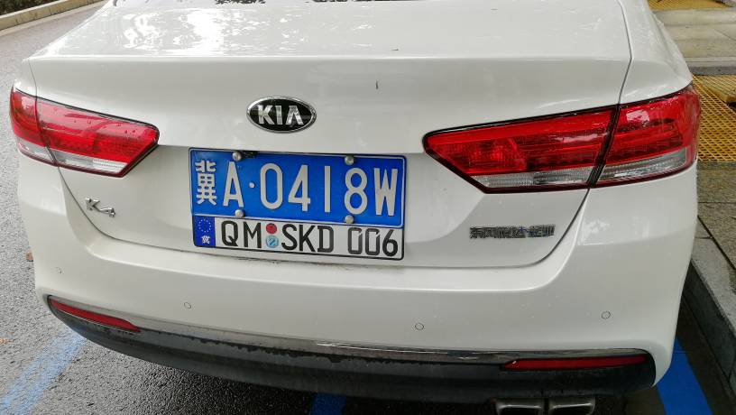 号牌下面装个小车牌