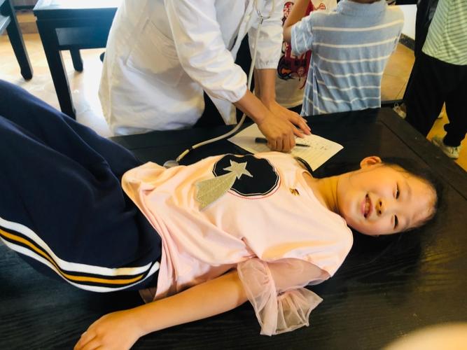 六年级体检挠痒痒