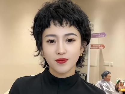 女式短发新款2025爆款洋气