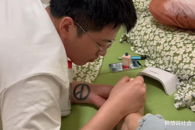 女朋友给男朋友涂指甲油视频
