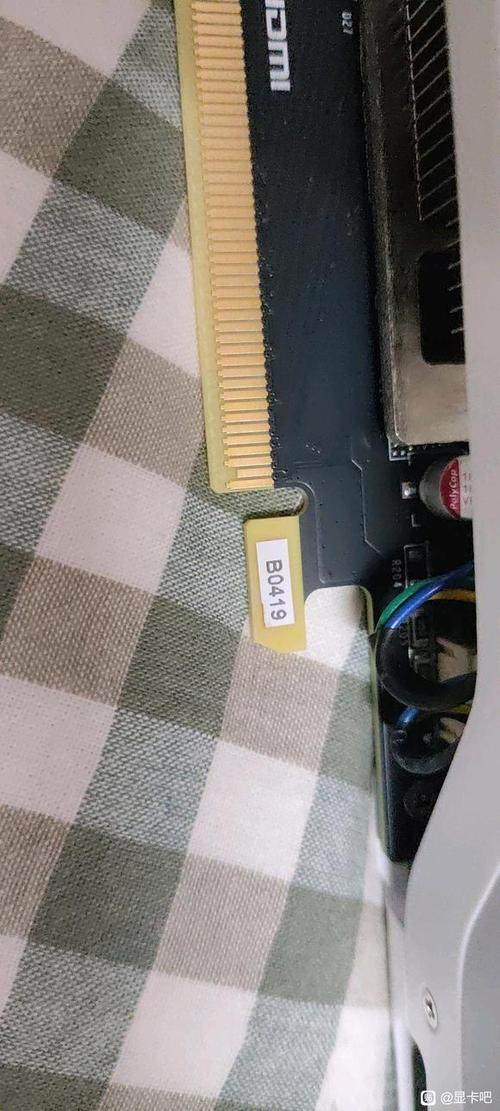 显卡的金手指有一根少了半截图标