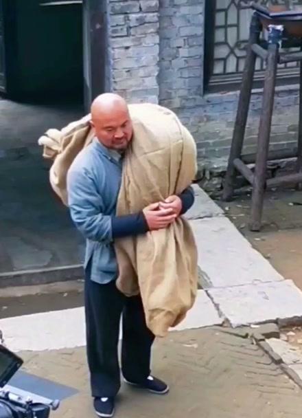 装进麻袋扛走