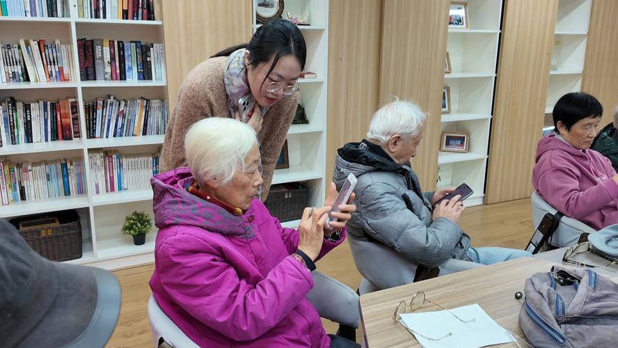 教老人用智能手机视频图标