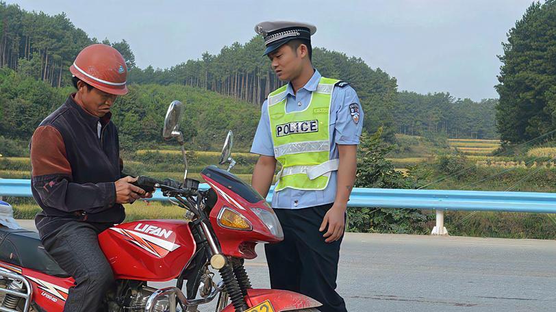越野摩托上路交警抓吗