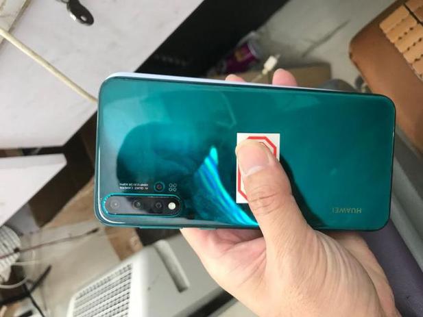 华为nova5卡槽边上的小孔