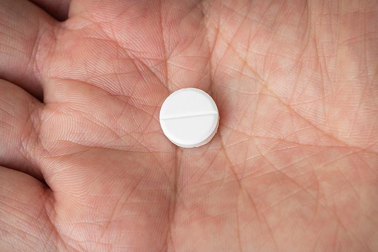 白色药片中间一条线