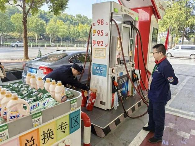 加油站边上的油卡贩子