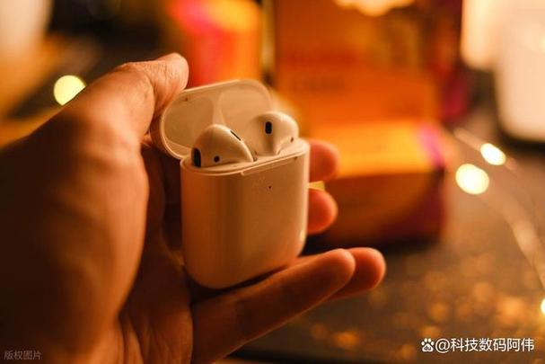 无线耳机充电盒亮橙色的灯