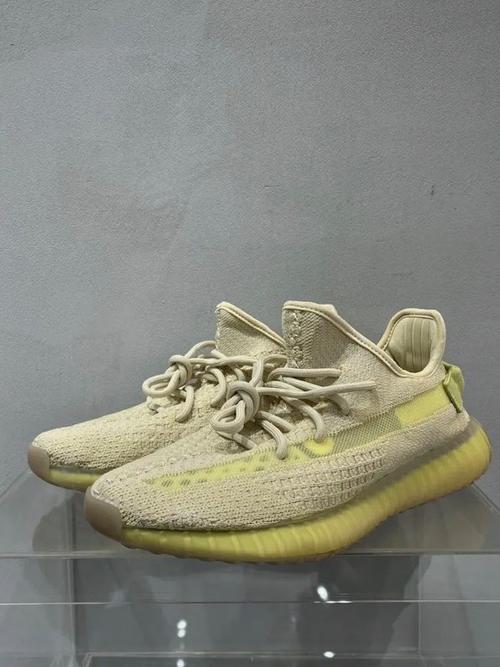 火爆的yeezy350鞋子缩略图