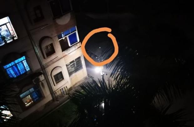 苹果12晚上拍照有绿点