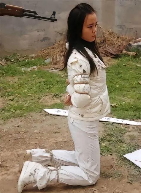 女民兵反绑犯人真实经历