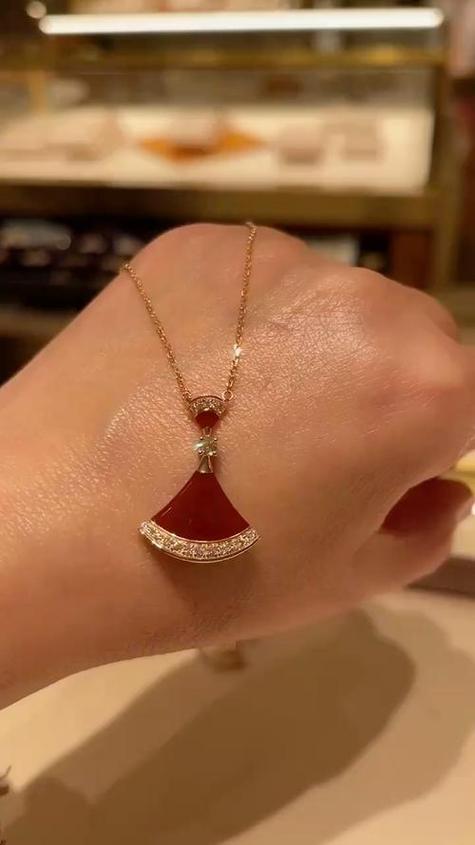 女人戴扇子吊坠好吗