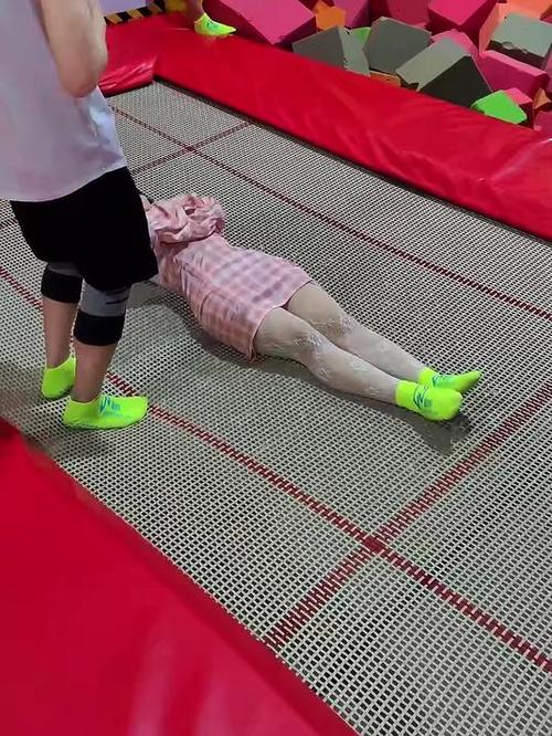女孩穿短裙子蹦床图片大全缩略图