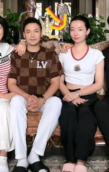 范明一家四口近照