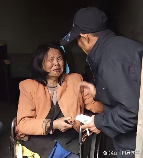 男子回家看见满墙满床是血