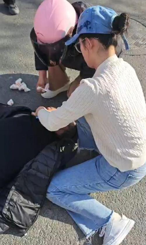 救人白衣小姐姐自己也是传