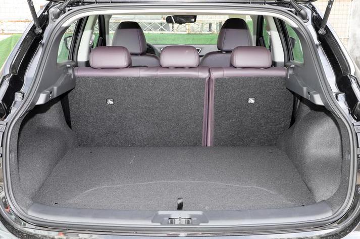 25款逍客后备箱有盖板吗