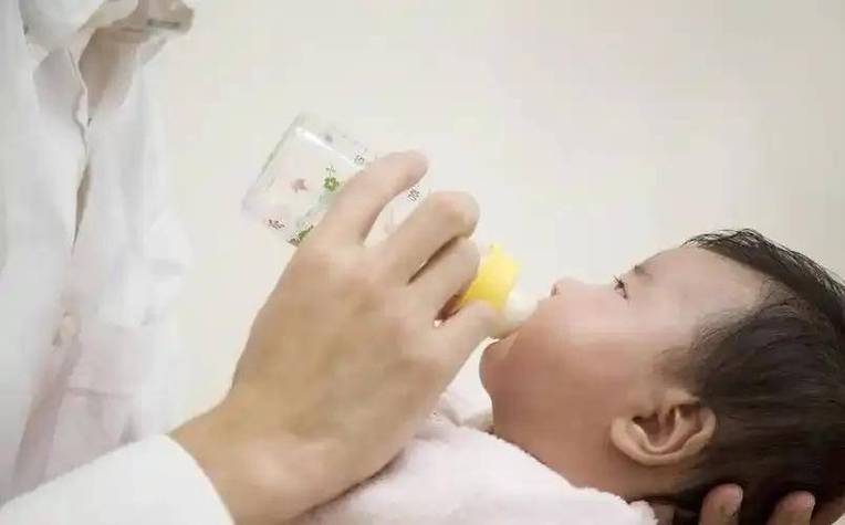 宝宝对着奶瓶发誓照片