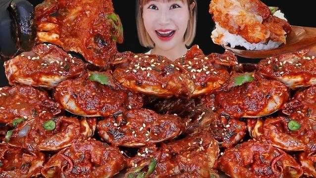 吃播女吃酱螃蟹视频