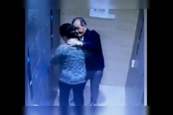 电梯里面大爷大妈干嘛呢