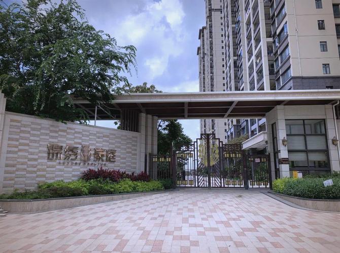 小区的大门正对一条路