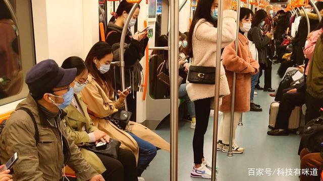 戴耳机队友说话外放