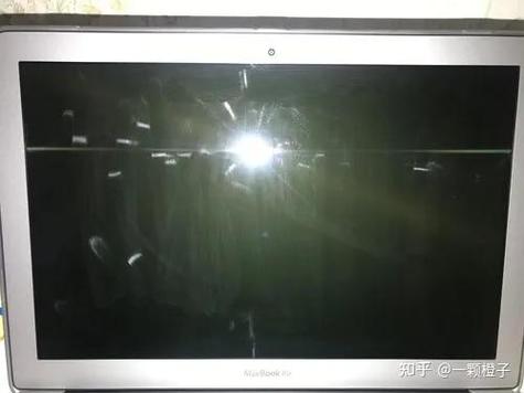 macbook屏幕边抠坏了