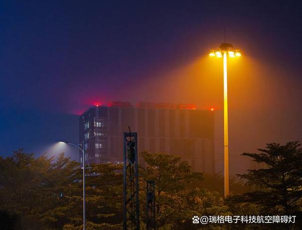 晚上空中亮着的灯是什么