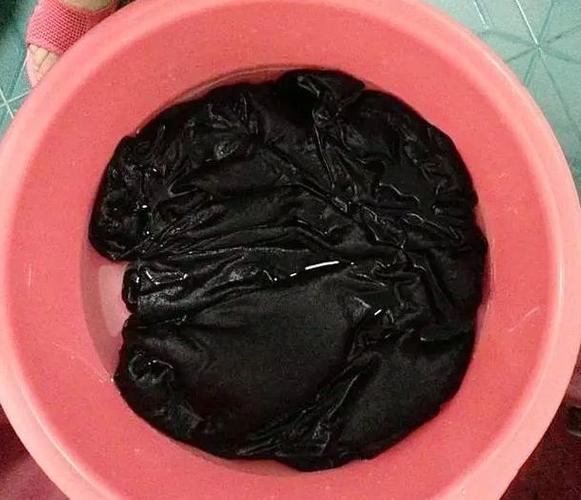 用墨水把衣服染成黑色