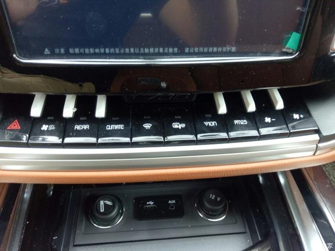众泰t700前盖开关在哪