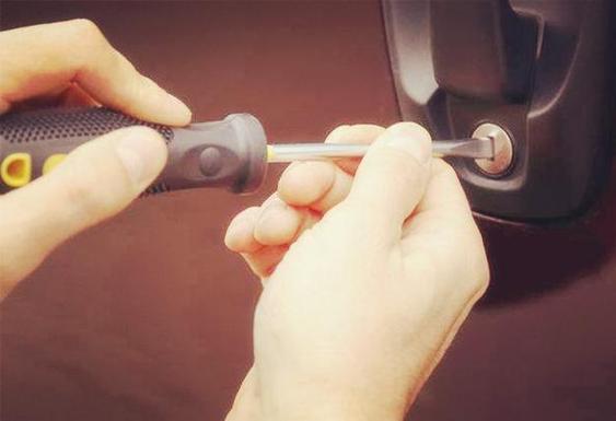 一字螺丝刀开电动车锁截图