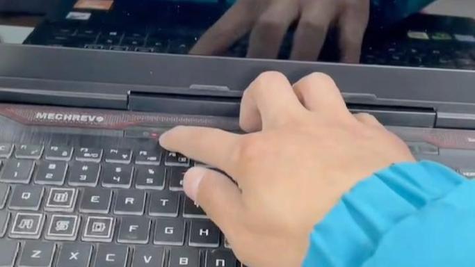 机械革命x1电脑玩lol黑屏