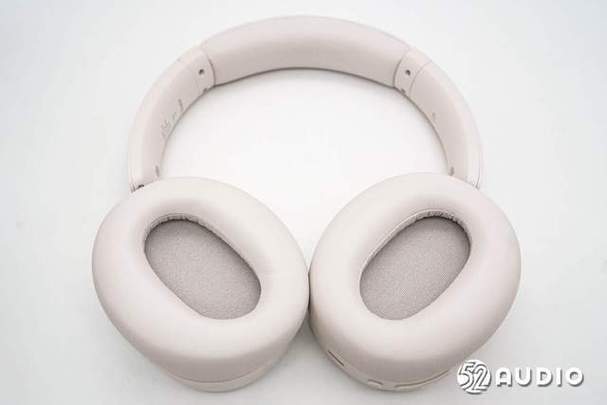 白色头戴式耳机容易脏吗
