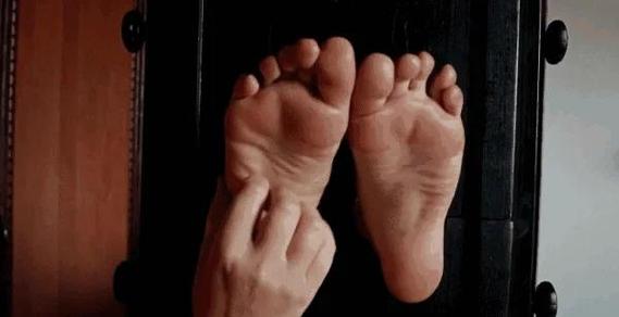 女孩光脚山羊刑真实视频现代