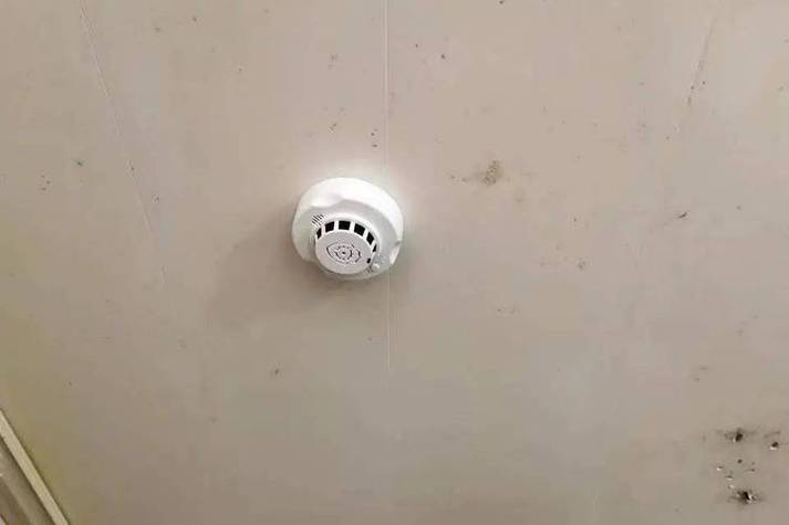 墙上的报警器一直响