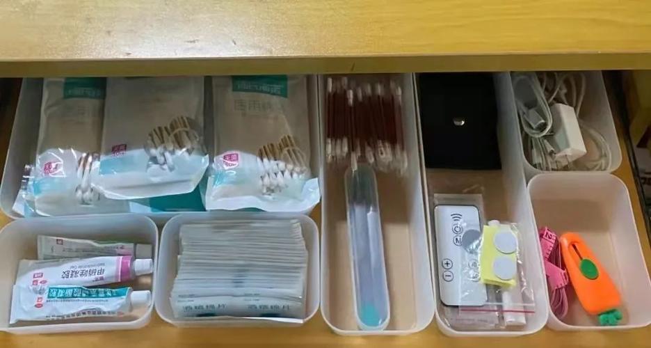 抽屉里的世界缩略图